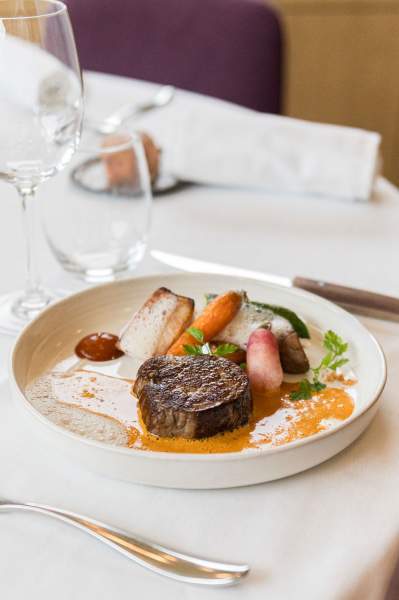 Plat principal du restaurant La Table d’Elka, composé d’un médaillon de viande, de légumes glacés et d’une sauce onctueuse.